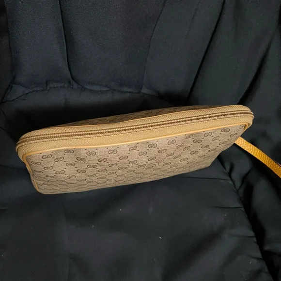 Gucci Beige and Gold Patterned Wristlet - Picture 4 of 8
